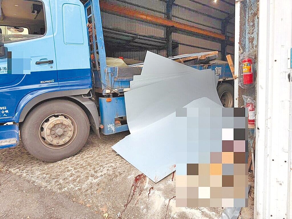 48歲陳姓搬運工人5日下午1時許在新北市深坑區卸貨鋼板時，疑因操作不慎導致鋼板傾倒，陳姓工人來不及閃避，被鋼板重壓當場死亡。圖／民眾提供