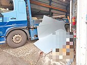 疑操作不當　新北工人搬鋼板遭壓死