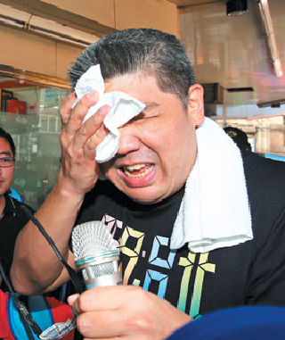 台北市長候選人連勝文昨天到太平市場拜票，由於氣溫回升，連勝文披起毛巾在市場穿梭拜票時滿頭大汗，在行進間拿起毛巾來擦個汗，繼續拜票行程。