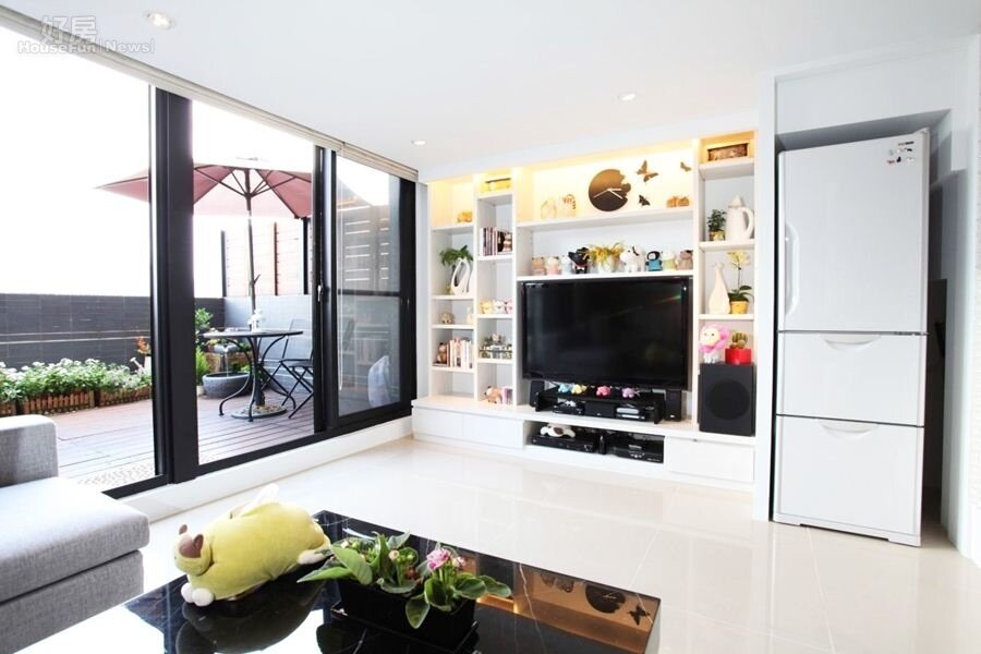 3.客廳和小露台用落地窗區隔,能延伸視野。