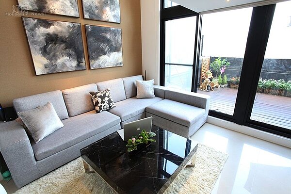 
４．選用灰色L型沙發，與壁畫互相呼應。