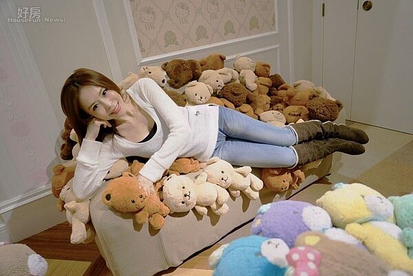 6.李冠儀喜歡收集玩偶,睡在上面如同小孩般。