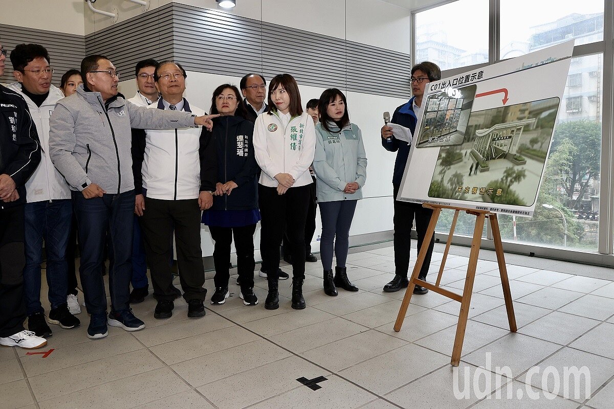 新北市長侯友宜(左二)上午前往新北環狀線秀朗橋站出席捷運「中和光復線新北市段」(中和公館線)可行性研究規畫路線視察,聽取新北捷運工程局推動進度報告。記者黃義書/攝影