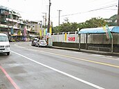 基市「公誠二村」公車站夾彎道間…　過路驚驚