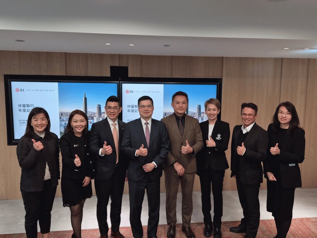 侯文信(右5)表示今年商辦租賃市場推估可維持一定水準。圖/朱福山