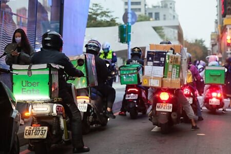 
外送專法明定，每筆訂單報酬不得低於外送服務期間換算最低時薪的1.25倍，並設有每單最低保障45元。圖∕本報資料照片
