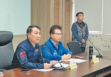 國民黨立委涂權吉(左)與桃園市議員徐其萬(右)6日參加桃園航空城地方促進會在航空城聯合服務中心召開的區段徵收案安置戶拆遷展延期限,及重建、重購住宅融資貸款協調會。(廖姮玥攝)