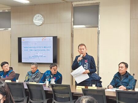 桃園航空城地方促進會怒控交通部民航局要求51位原徵收戶在今年1月17日前完成拆遷,根本來不及,且安置街廓樓地板勘驗日期迫在眉睫,恐無法領取加速開發獎勵金,另補償不足、貸款困難也將讓安置重建房屋成爛尾樓。(廖姮玥攝)