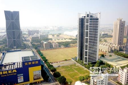 紅色範圍內的亞洲新灣區7,026坪精華地,住宅地上權招標案,將在選後決標。圖/顏瑞田