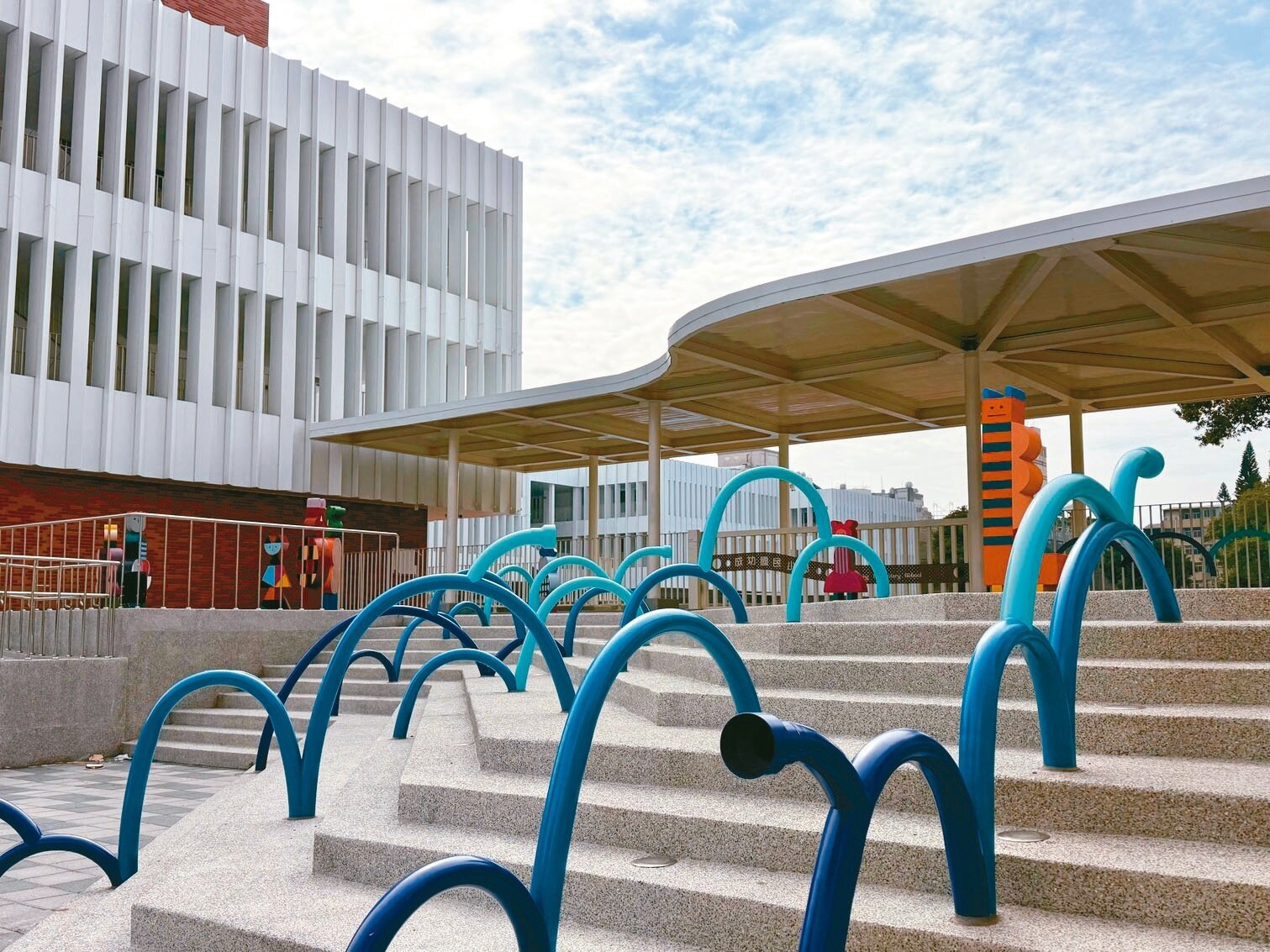 台南成功國小配合赤崁文化園區改造工程，歷時7年拆除重建新校舍，師生預計2月能「返校上課」。圖為校內以五條港概念打造新的入口意象。記者萬于甄／攝影 