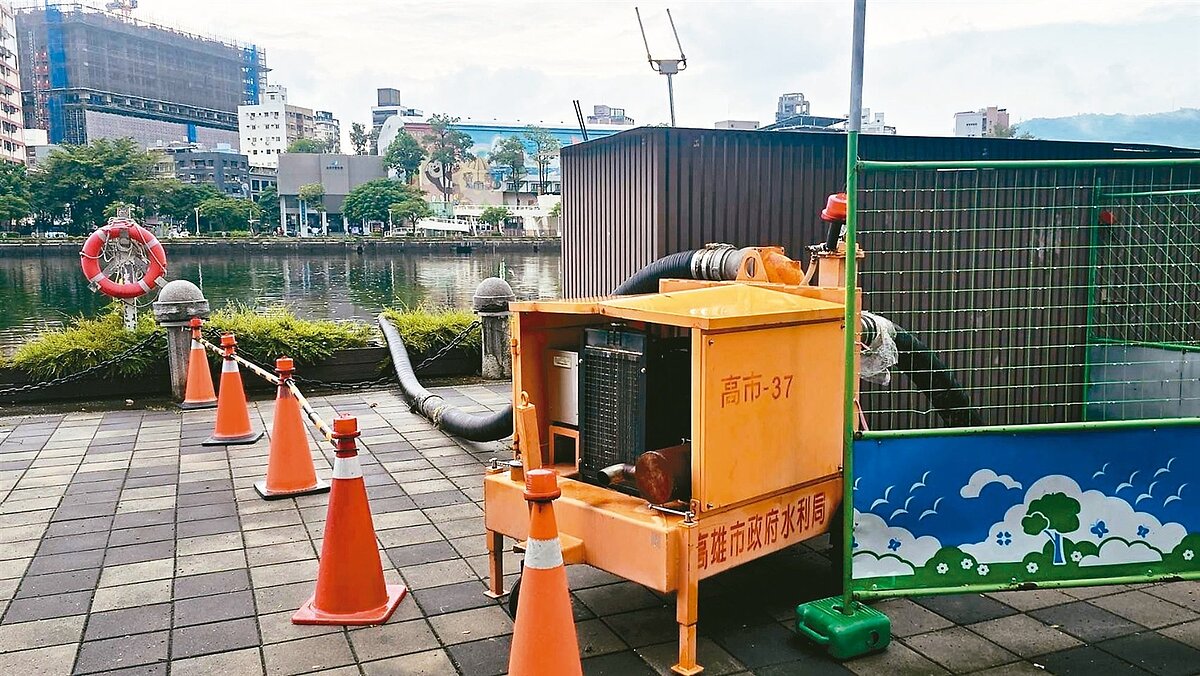 愛河河畔河東路每年5月汛期起放置2座大型移動式抽水機，占據步道長達半年，遭批破壞觀光門面。圖／高雄市議員湯詠瑜提供
