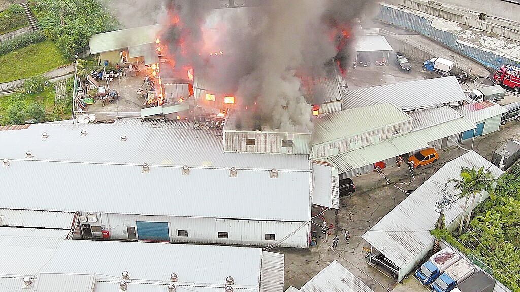 新北市中和區民享街鐵皮屋工廠6日上午發生火警,現場尋獲1具焦屍,疑為住在工廠裡的55歲黃姓員工。圖/新北市消防局提供