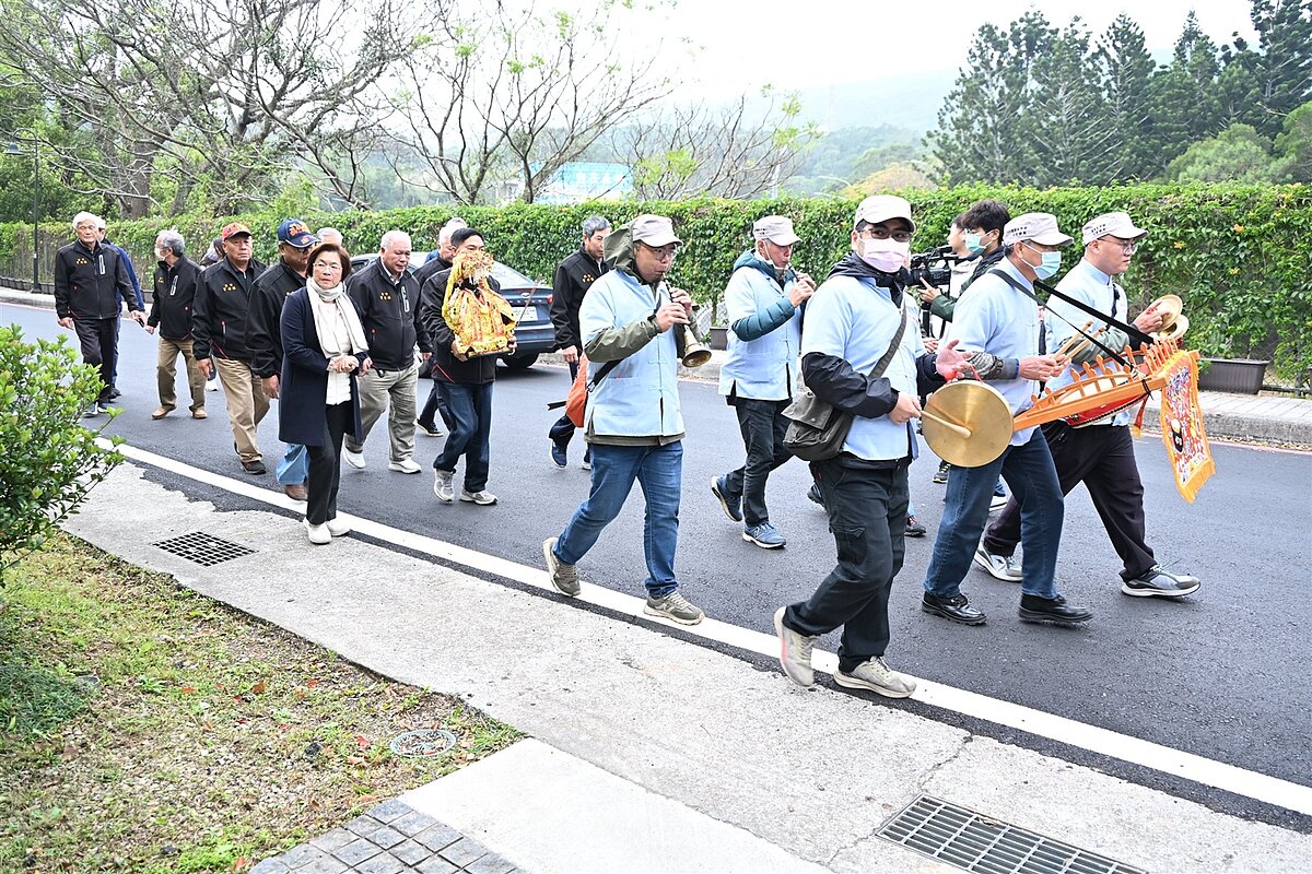 彰化縣伸港鄉福安宮規劃興建「媽祖園區」，彰化縣長王惠美等人前往苗栗三義「寶元紀之丘」茶文化主題園區迎回媽祖、千里眼與順風耳3尊大型青斗石石雕神像。圖／彰化縣府提供
