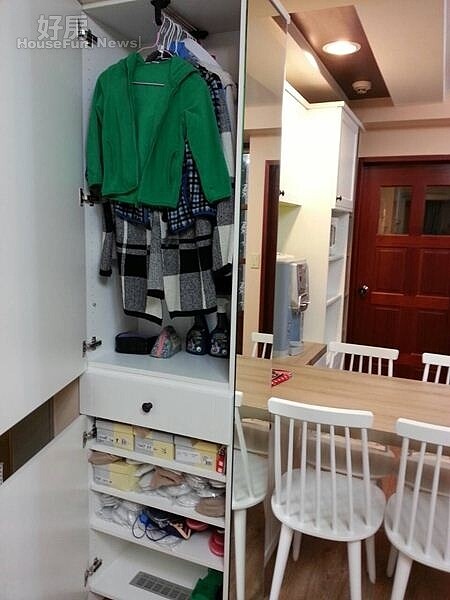 5.雖然空間不夠做玄關,但還是擠出空間設計了可放外出服的衣櫃。