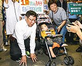 搶青年票…連勝文掃公館　柯文哲奔西門町