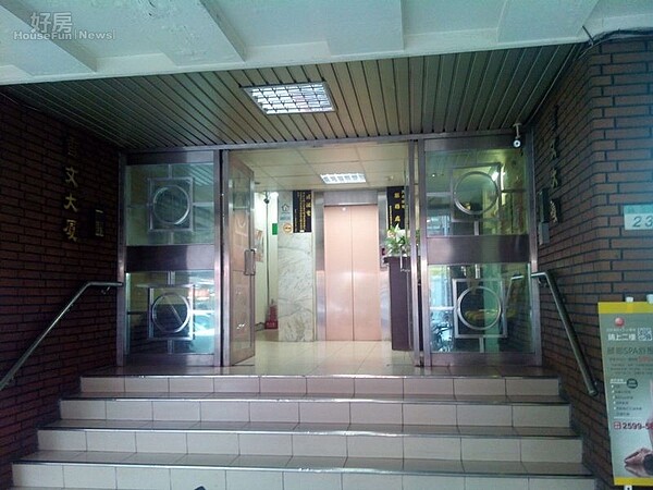 
3雖是早期大樓，大門口整齊清潔。