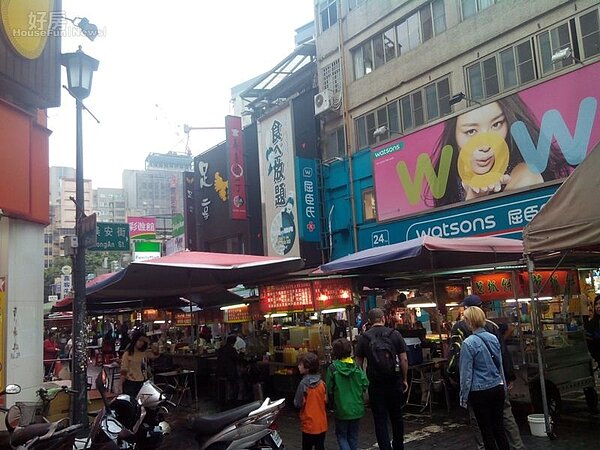 
424小時不打烊的「雙城美食街」，讓對面「香文大廈」占盡地利之便。