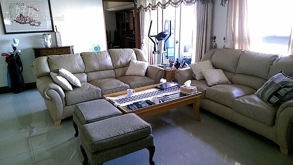 
2.目前詹乃蓁位於新店60坪為與朋友合租，由於客廳為共用空間，因此大部份傢俱及佈置皆以原有樣貌為主。