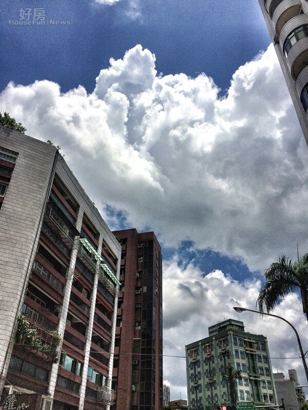 天空線 建築 夏季 白雲 大樓 景觀 (吳光中/攝)