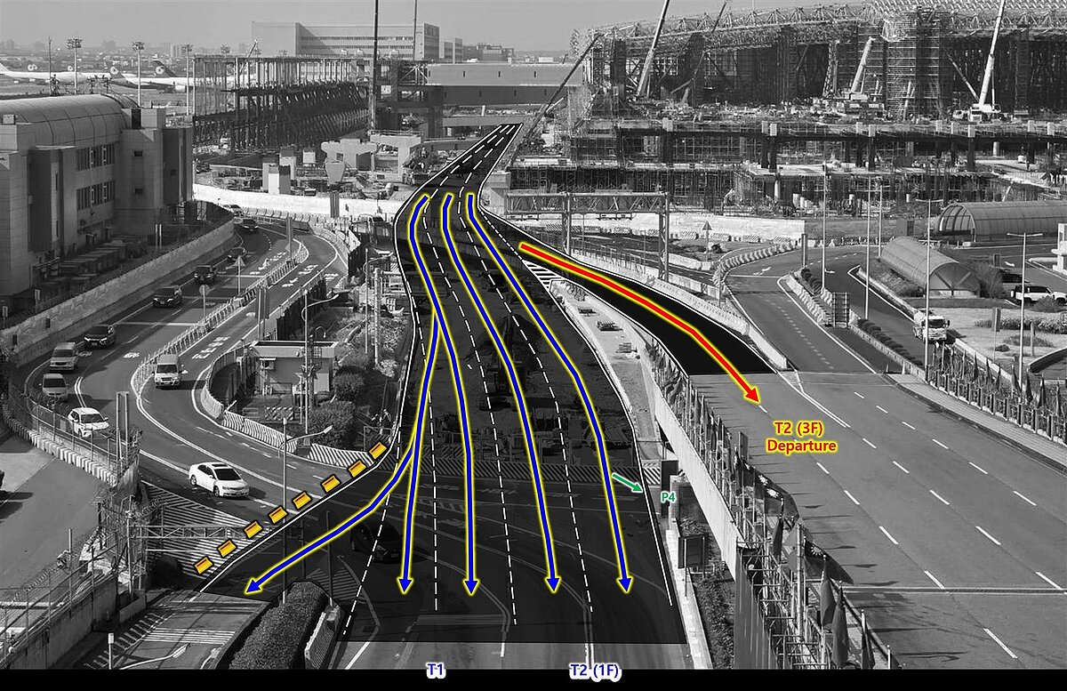 機場公司宣布,今晚22時起調整航站南路進入機場的動線,全新線型通車後,由國道2號進入機場的車輛可行駛更筆直、寬敞的三線道道路,不僅改善行車視野也增加安全性。圖/機場公司提供