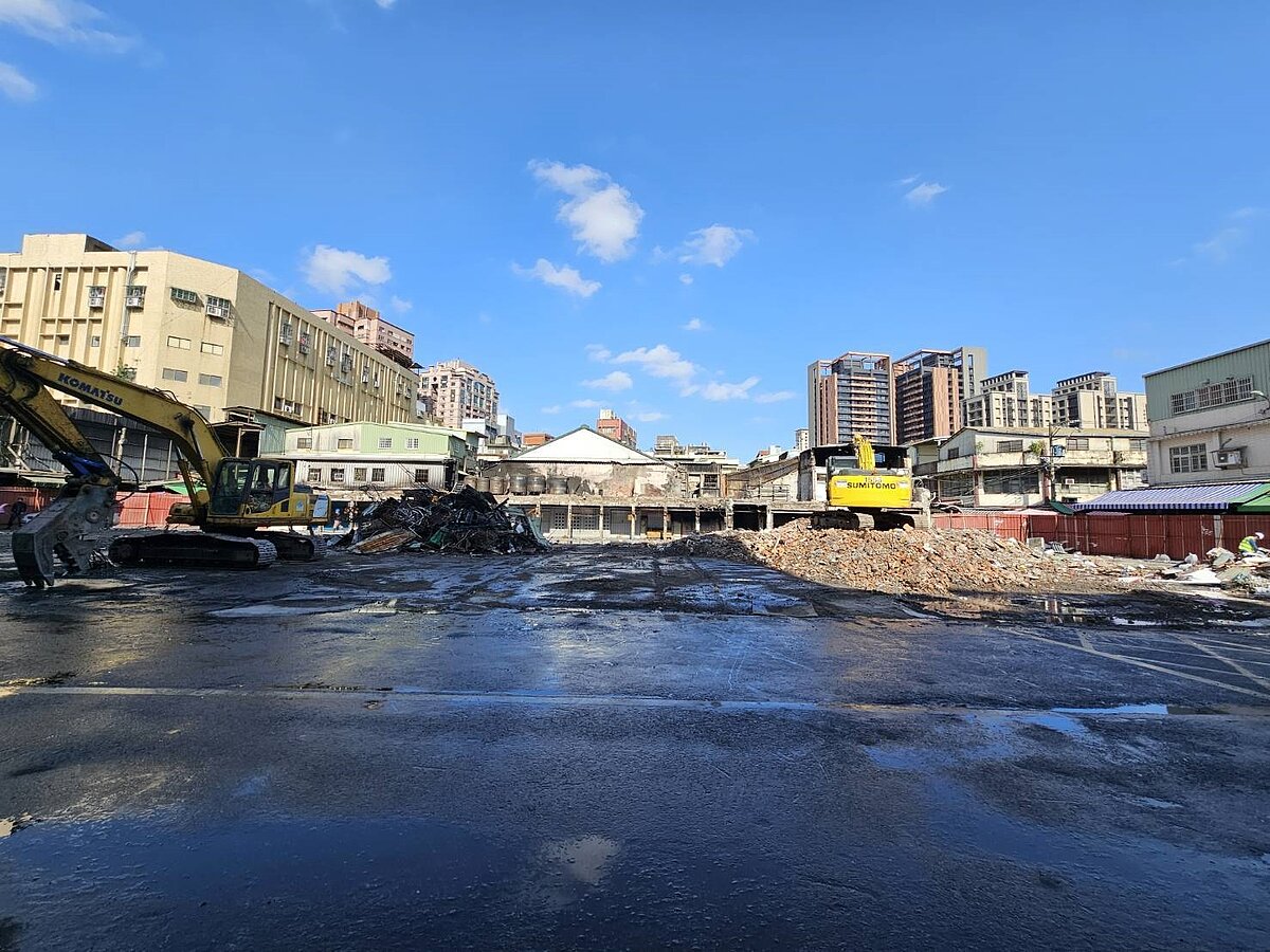 桃園南門市場大火影響上百攤商生計,市長張善政在市政會議也宣布,臨時市場將採用C型鋼結構設計,以加速施工進度,實現「讓攤商安心過年」的承諾。圖/桃園市經發局提供