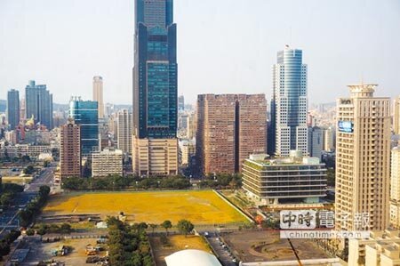 位於高雄圖書總館南側的「會展文創會館」(紅色範圍處),11月底或12月初將公告招商。 圖/顏瑞田