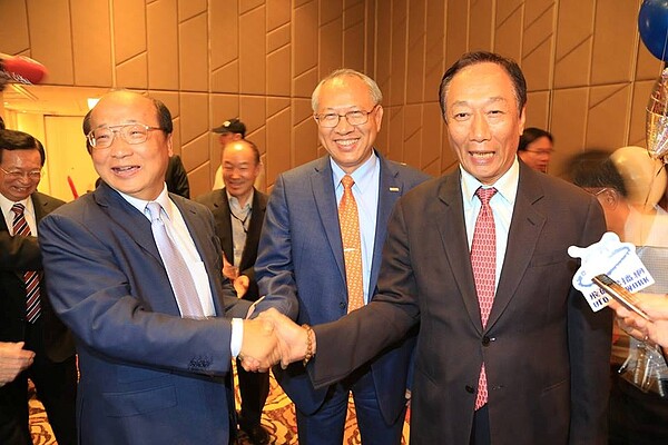 鴻海集團董事長郭台銘（左）表態用投資計畫力挺胡志強。（翻攝自胡自強臉書）

