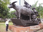 朱銘5億元銅雕牛　搬至府中站