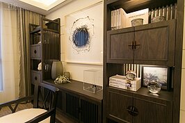 為了營造更大的空間視野，原本的單獨一間的書房設計概念逐漸改為開放空間，並且與客廳、飯廳做連結。