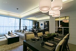 雖然現在的社會大都是以外食為主，不過一處經過設計的舒適餐廳，反而可以誘發家人在家煮飯的慾望。這裡餐廳的設計位置位於客廳與廚房間，採用六人桌椅設計，並可依照家人人數或客人增加座位。