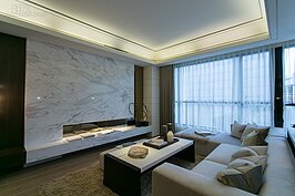 客廳是全家人交流的中心，也是訪客主要的活動區域。現行的客聽設計已經逐漸揚棄奢華風，而是改走簡單、低調與品味並存。這裡客廳的照明有兩種，分別為嵌燈與間照，可依照需要開啟降低或增加客廳亮度。