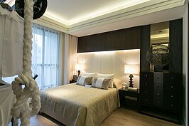 主臥房衣櫃採開放型設計，並沒有利用櫃門把衣服隱藏起來。好處是可以增加使用空間感，但缺點就是衣服一多，顏色一亂，就會讓整體視覺呈現雜亂感。