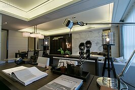 木頭材質黑深色的書桌，可營造出主人內涵氛圍。若是想客廳更為活潑，不妨改用淺色調家具與客廳連成一線。