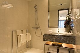 若浴室空間不大，浴缸的加入是一種奢華享受，空間若是允許的話，有個浴缸總是令人在寒冬或疲累的上班生活中能有一個舒緩的空間。