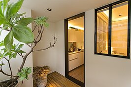 一般而言，後陽台大都是拿來曬衣服兼擺放雜物的地方。不過加入一點小小巧思，例如放一個大盆栽，地板改裝為木頭材質，會更增加溫暖舒適感。