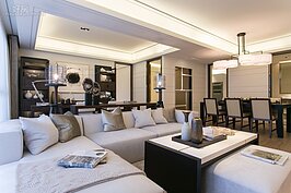 犧牲原本單一房間的書房，牆壁打掉後與客廳、餐廳連結在一起，營造出大器的空間感。