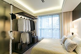 主臥房衣櫃採開放型設計，並沒有利用櫃門把衣服隱藏起來。好處是可以增加使用空間感，但缺點就是衣服一多，顏色一亂，就會讓整體視覺呈現雜亂感。