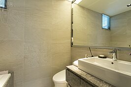 浴室牆上貼上了一大面鏡可營造出寬闊的空間感，不過清理起來可是很費功夫。若想採此設計，不妨採用抗霧、抗污的鏡子。