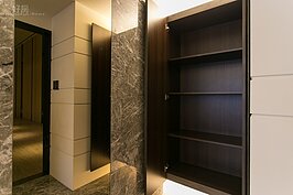 玄關是整個屋宅的門面。採用吊櫃拉高底部空間，再設計內嵌間照，整體質感立即提升。