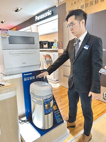 
台中市2026年祭出家用廚餘機「最高5000元」高額補助，各賣場出現詢問與購買廚餘機人潮。（馮惠宜攝）
