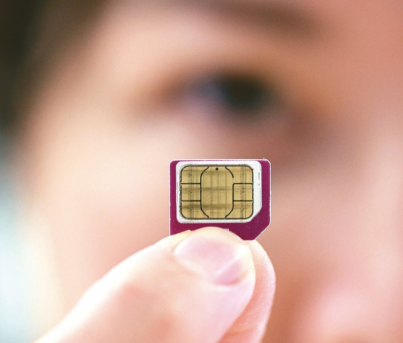 ＮＣＣ原要求民眾ＳＩＭ卡若遺失，須至派出所報案並取得遺失證明才能補卡，引發反彈。本報資料照片 