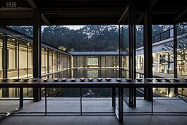 設計理念 / Design Concept：
位在大溪慈湖，興建於日據時期，過去為磚造混合檜木屋架的茶葉製作工廠，現為觀光工廠；設計師運用日據時期農務用製品與原始製茶器材、設備所形成的工廠，建築於機能上的無他性，並與歷史感形成較為模糊化的時間感受、歷史感的、機能感的，新穎但較為常民化的可能。