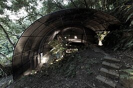 特別獎簡介：
利用農務用的遮光網構築成與周邊樹林幾乎合一的工作空間，探討建築與自然的另一種共存模式。