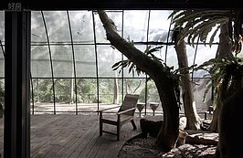 設計理念 / Design Concept：
將人類（自身）隔離文明、面對低物質生活設定後，解放出對自然界的基本棲息狀態的動物性，莫名以本能方式緩緩地構成。少少原始感覺研究室便是作為探索都市文明／森林自然界之間環境空間的工作場域，並以無所用的生活介質，如光澤、草、佛像、花、香氣、音、瑜珈等天然感精神之物，作為轉換數位生活至類比化的療癒探索計劃。