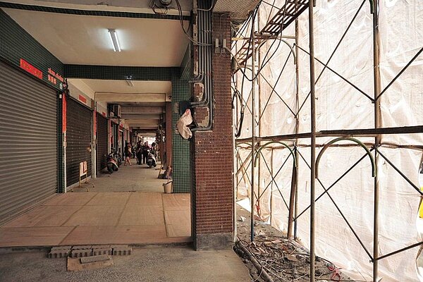 高雄都發局長盧維屏說明氣爆災區挽面工程計畫(取自高雄市政府)