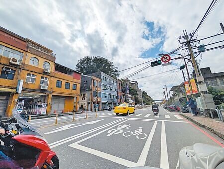 八堵車站前禁止迴轉,常有車輛運用對面的窄巷調頭,不僅不便,也容易發生危險。(張志康攝)