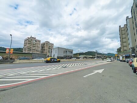 為解決八堵火車站附近迴轉困難的問題,基隆市政府將於八堵路東京站社區前新設迴轉專用道,並搭配專用號誌。(張志康攝)