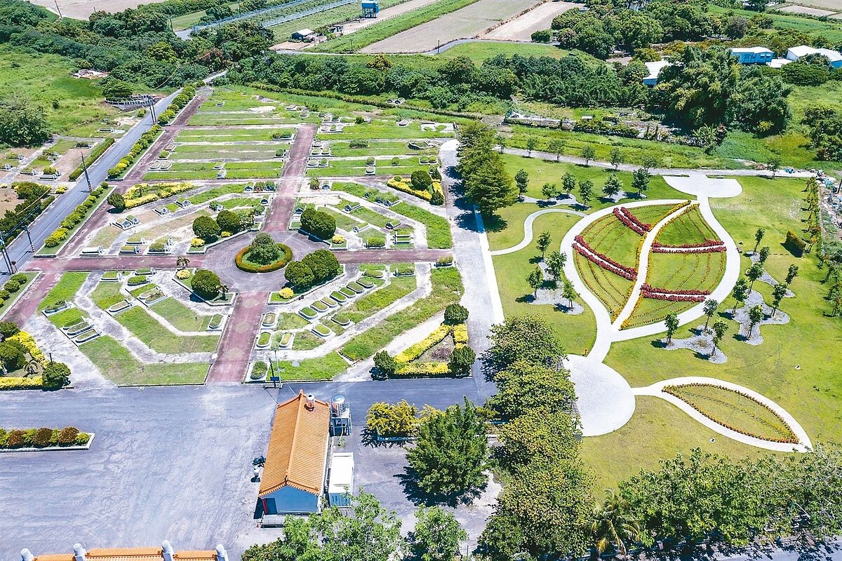 台南環保葬人數近年大幅成長，累計至去年底突破1萬2千人，圖為仁德中洲環保葬區。圖／台南市民政局提供