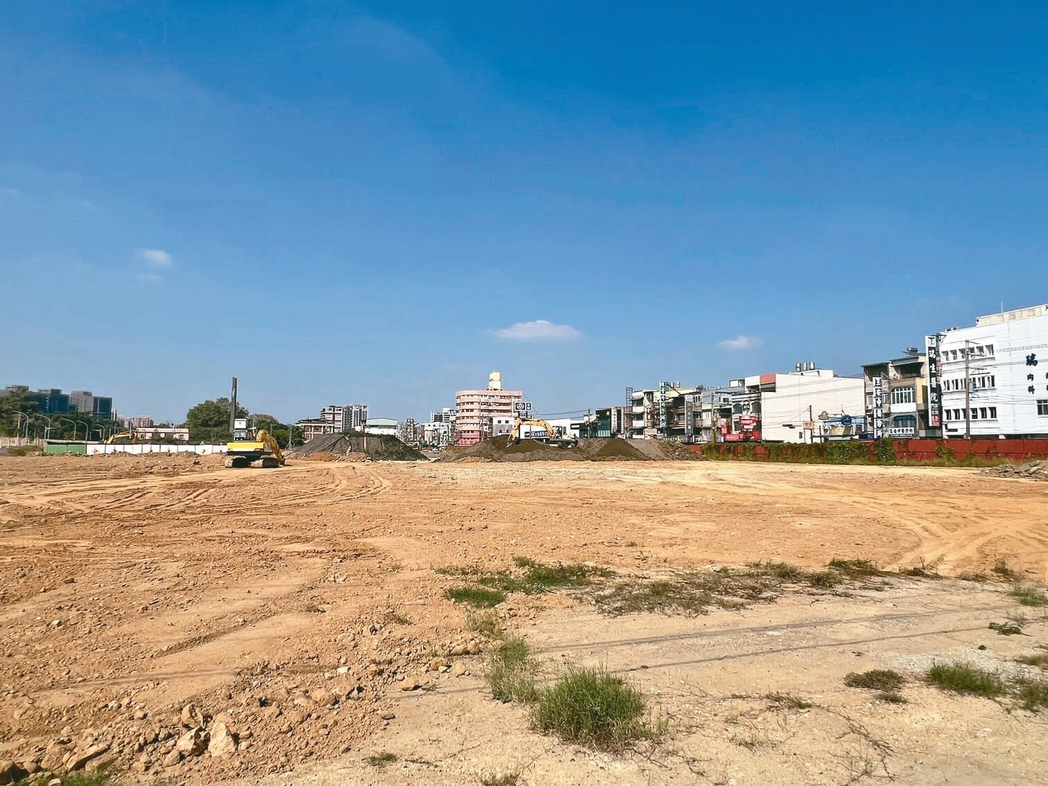 整建中的高雄81期重劃區，傳出國道7號高架路線將從公園與滯洪池上空穿越，居民憂心影響生活品質。記者王昭月／攝影 