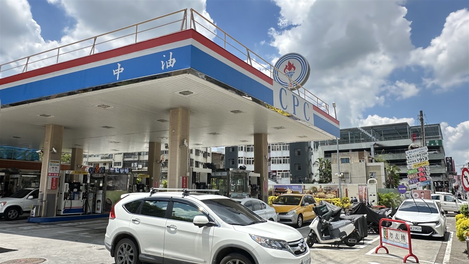 受國際油價上漲影響，國內油價從5日零時起，汽油及油每公升都調降0.2元，民眾如果想省小錢，不妨在調降後再去加油。本報資料照片 